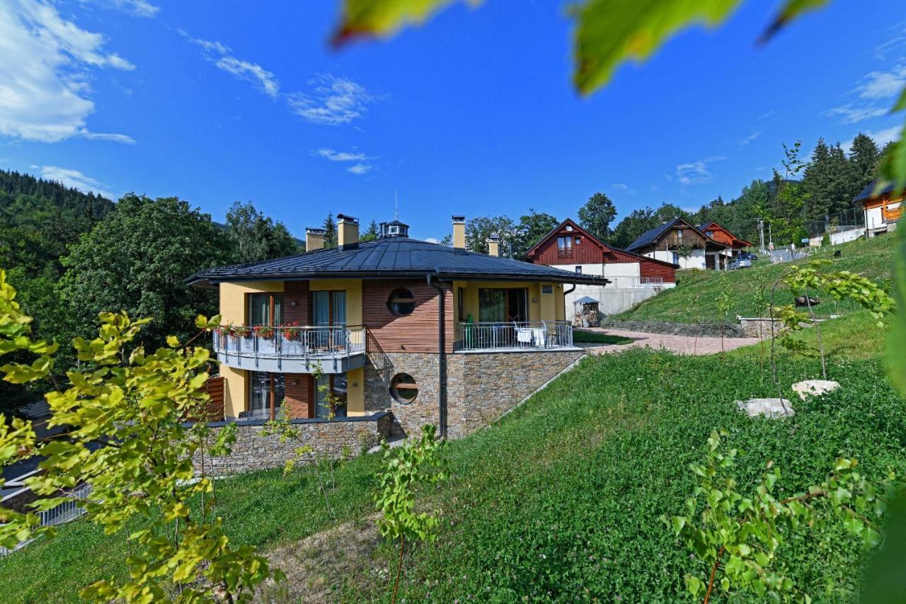 Apartmán s terasou ve vedlejší budově